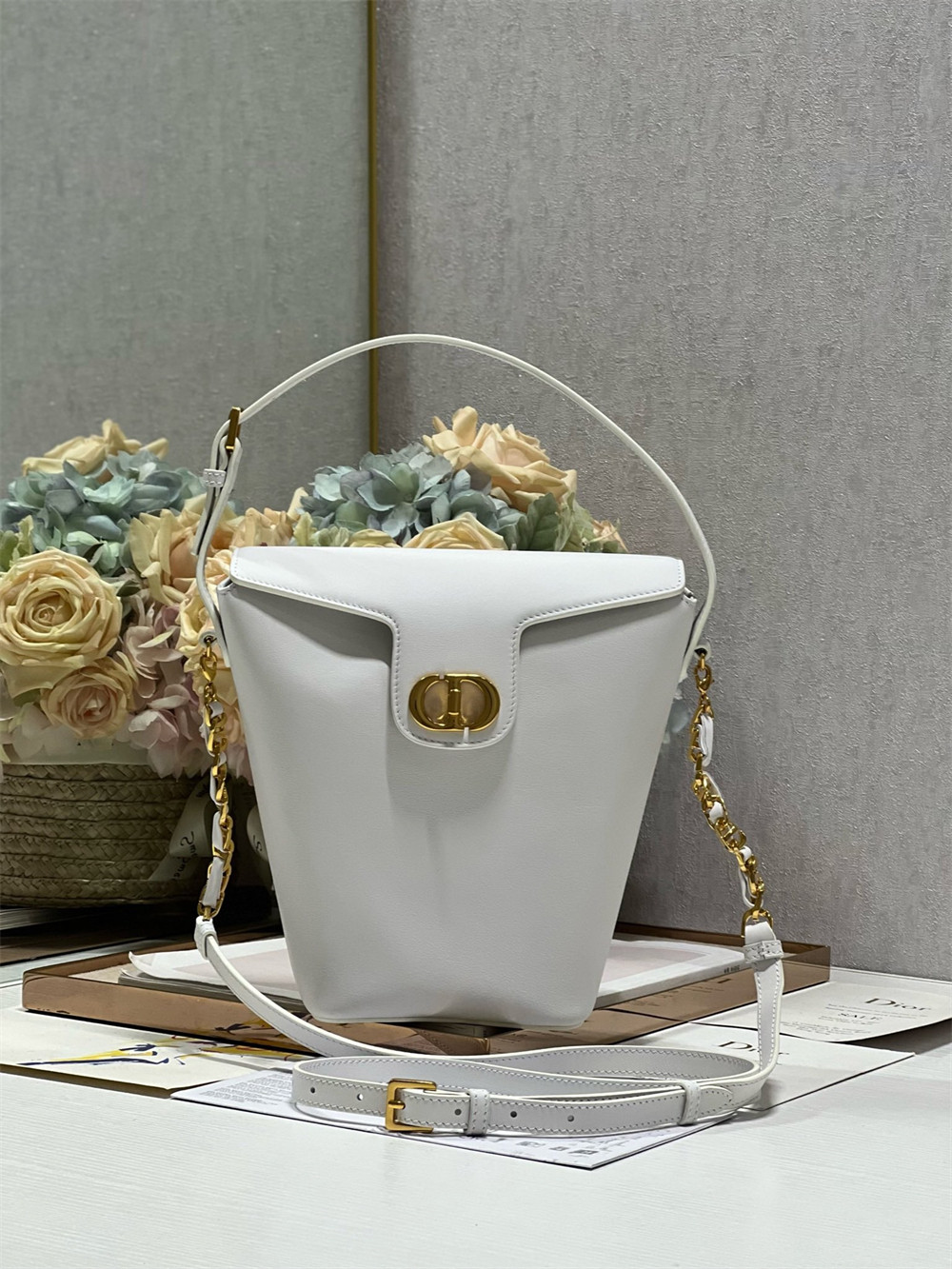 D10r 30 Montaigne Large Chain Bucket Bag White