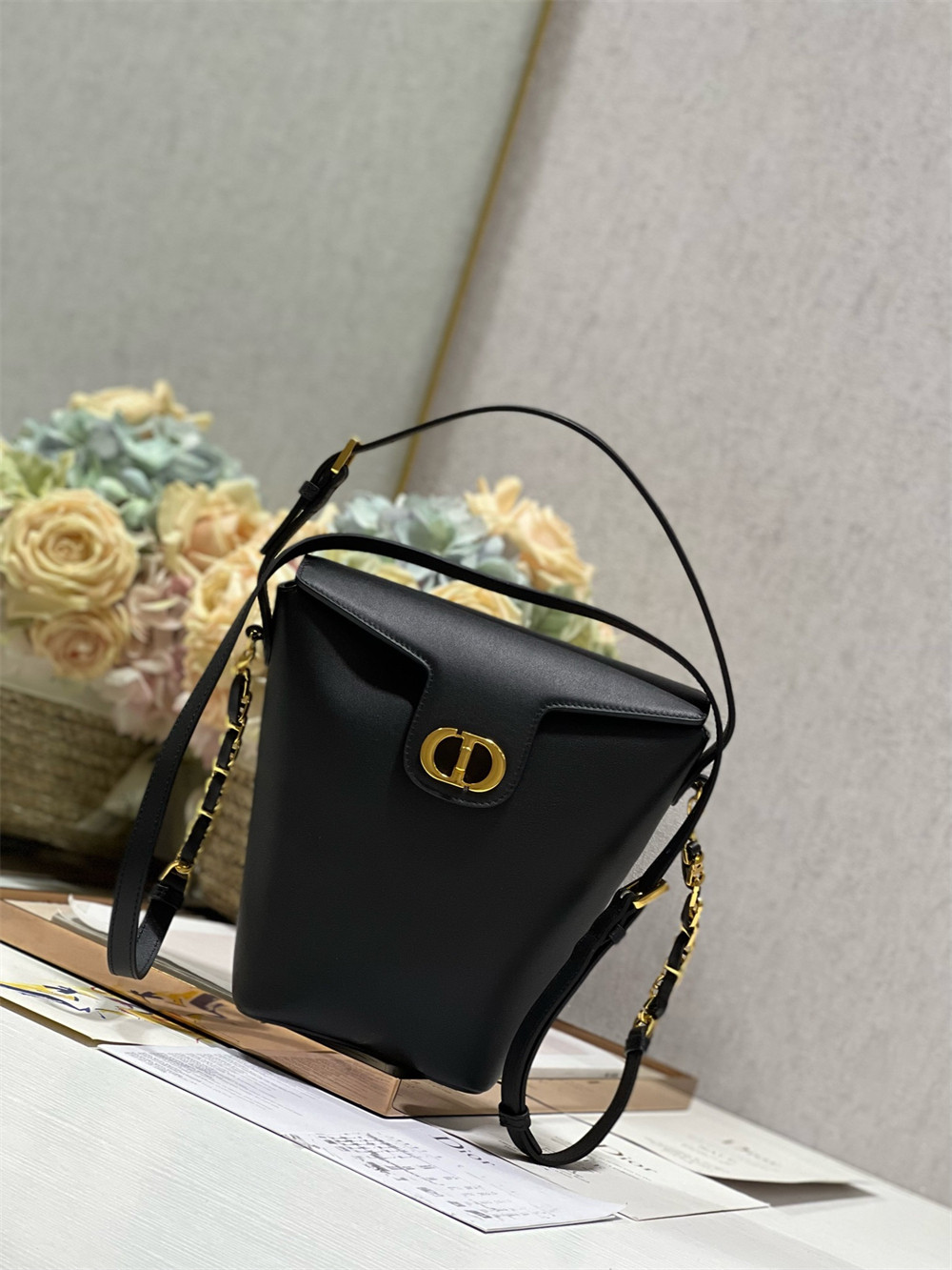 D10r 30 Montaigne Large Chain Bucket Bag Black 17x7x18cm