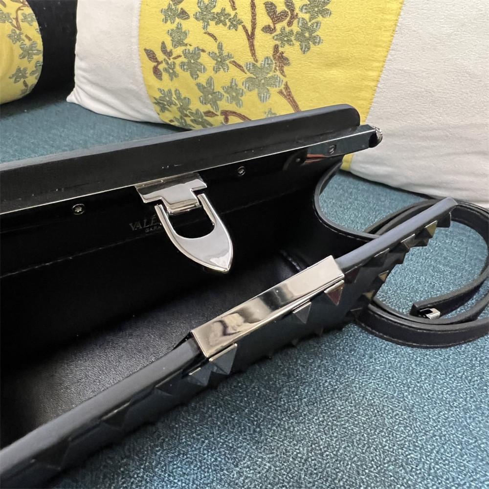 Va1e*ntin0 GARAVANI ROCKSTUD23 SMALL SMOOTH CALFSKIN SHOULDER BAG BLACK