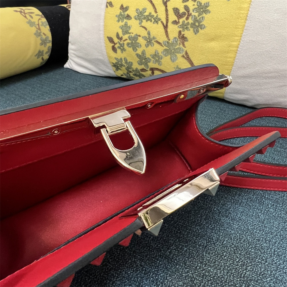 Va1e*ntin0 GARAVANI ROCKSTUD23 SMALL SMOOTH CALFSKIN SHOULDER BAG RED