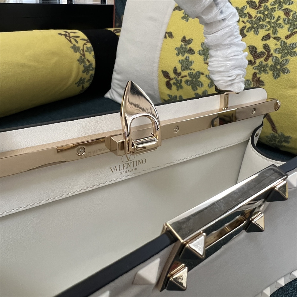 Va1e*ntin0 GARAVANI ROCKSTUD23 smooth calfskin handbag white