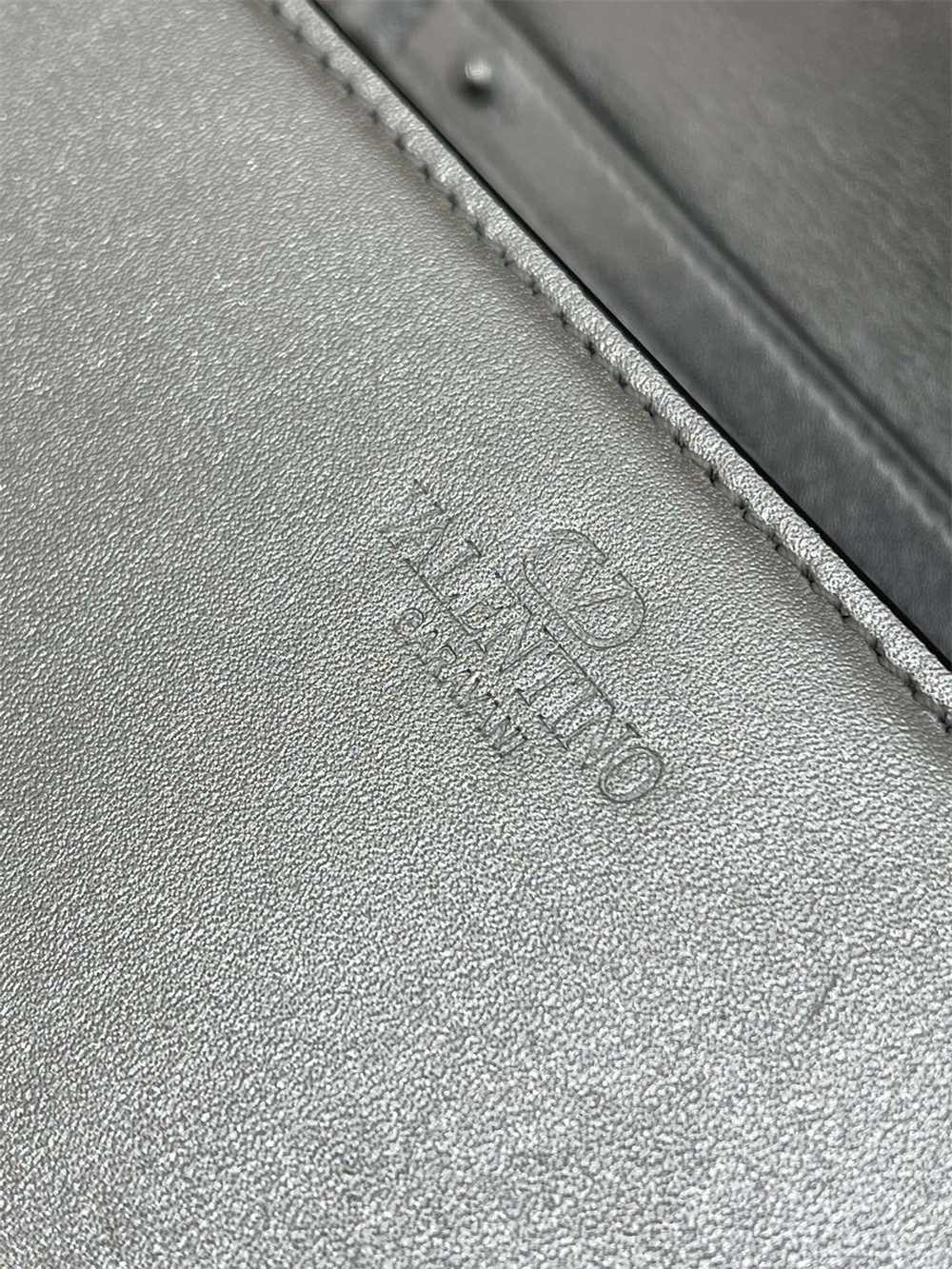 Va1e*ntin0 GARAVANI LOCÒ CALFSKIN SHOULDER SMALL BAG SILVER 22 x 16  x 7 cm