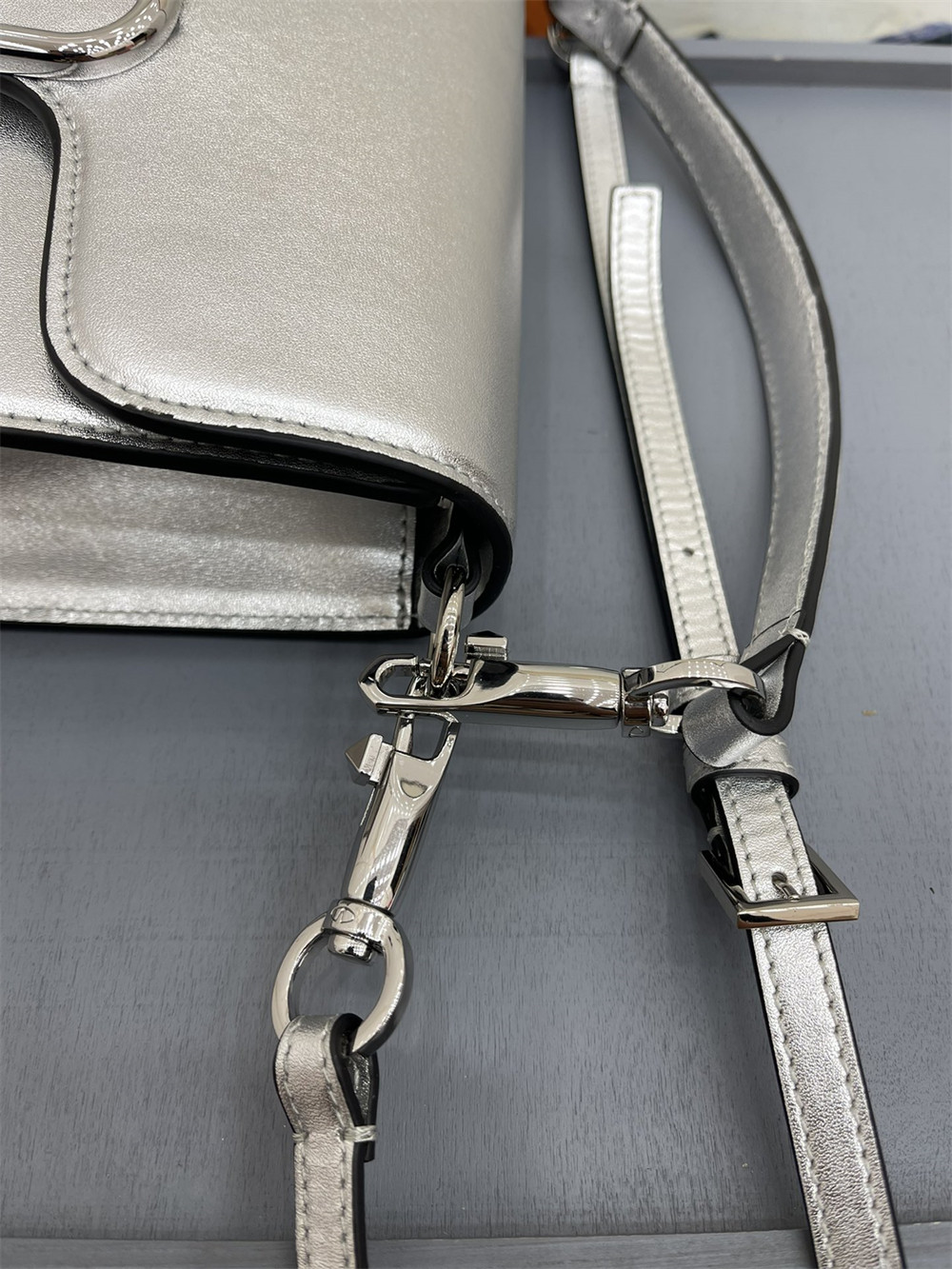 Va1e*ntin0 GARAVANI LOCÒ CALFSKIN SHOULDER SMALL BAG SILVER 22 x 16  x 7 cm