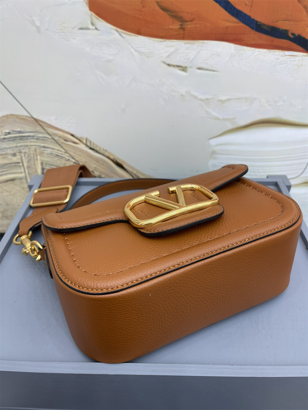 Va1e*ntin0 GARAVANI ALLTIME GRAINY CALFSKIN SHOULDER BAG BROWN