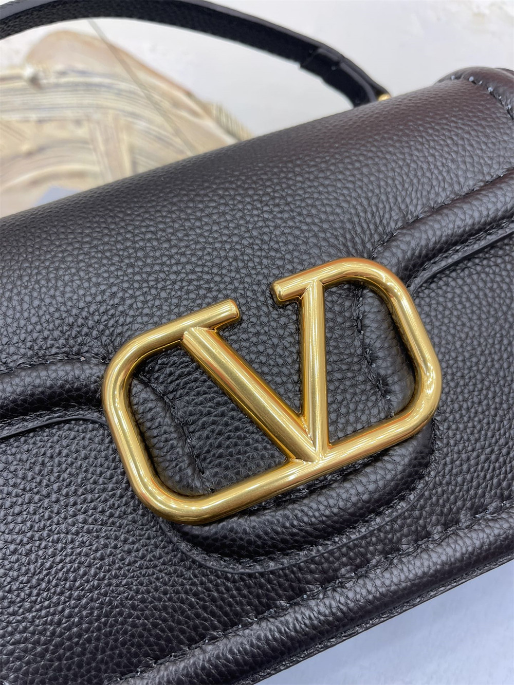 Va1e*ntin0 GARAVANI ALLTIME GRAINY CALFSKIN SHOULDER BAG BLACK 23.5x18X8cm