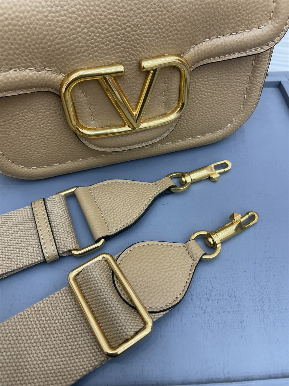 Va1e*ntin0 GARAVANI ALLTIME GRAINY CALFSKIN SHOULDER BAG APRICOT