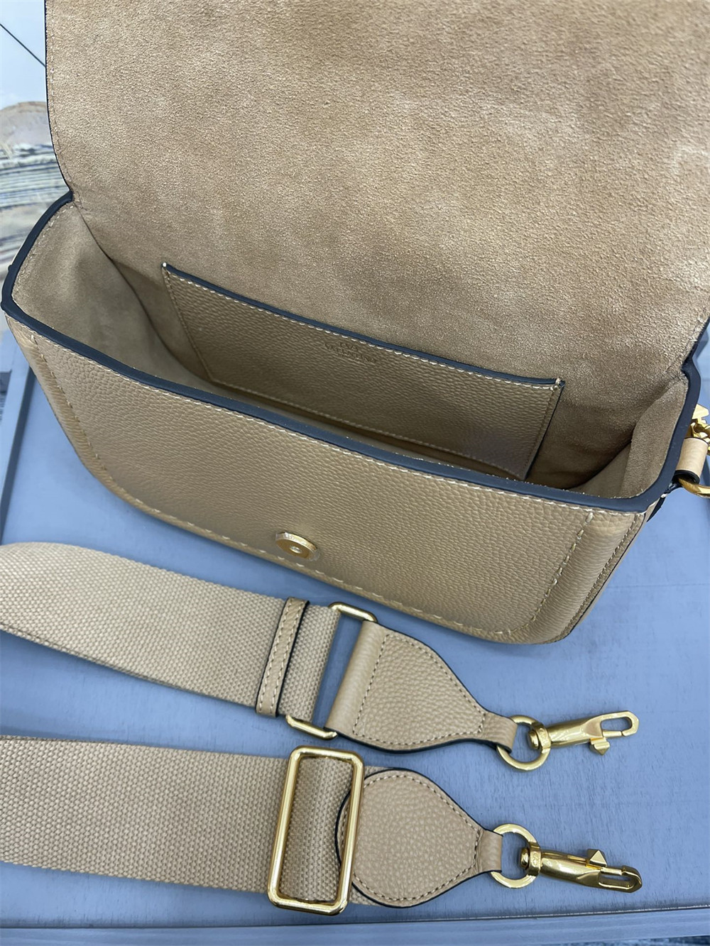 Va1e*ntin0 GARAVANI ALLTIME GRAINY CALFSKIN SHOULDER BAG APRICOT