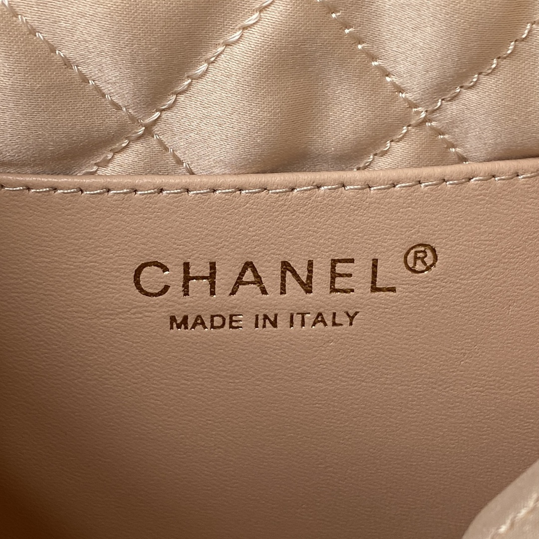 Ch**el 22 MINI HANDBAG GRAINED LEATHER WHITE 7.8 × 7.4 × 2.3 in