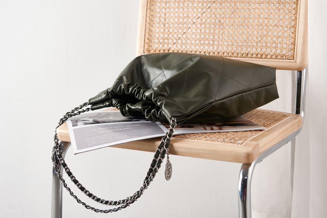 Ch**el 22 HANDBAG Shiny Calfskin IN SILVER Metal 15.2×16.4×3.1 in