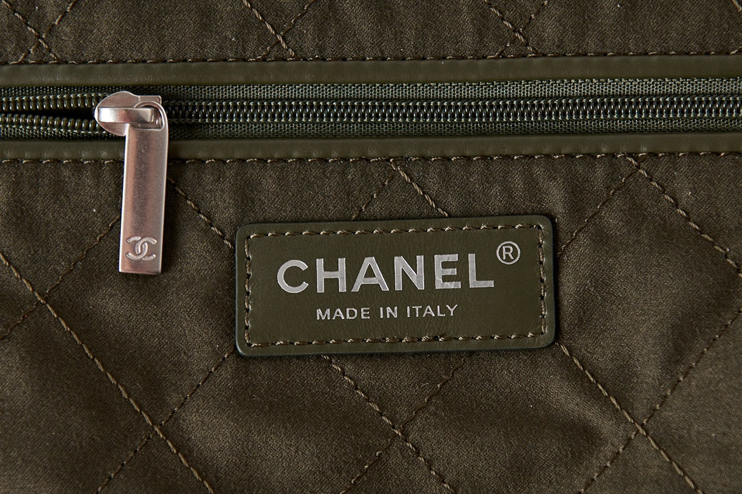 Ch**el 22 HANDBAG Shiny Calfskin IN SILVER Metal 15.2×16.4×3.1 in