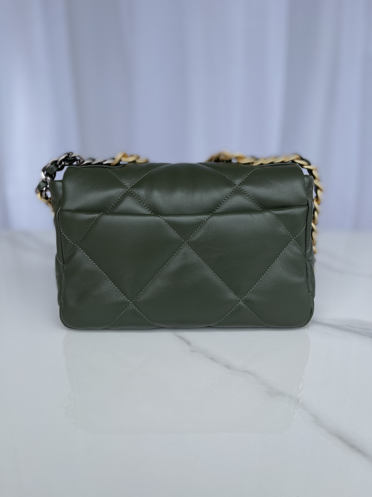 Ch**el 19 HANDBAG Shiny Leather, Gold-Tone, Silver-Tone & Ruthenium-Finish Metal Dark Green 6.2 × 10.1 × 3.5 in