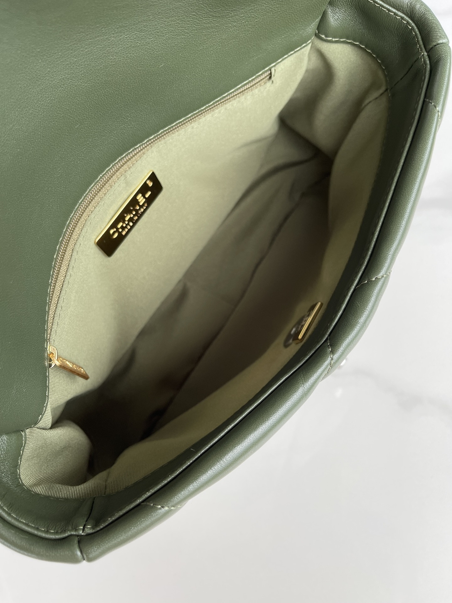 Ch**el 19 HANDBAG Shiny Leather, Gold-Tone, Silver-Tone & Ruthenium-Finish Metal Dark Green 6.2 × 10.1 × 3.5 in