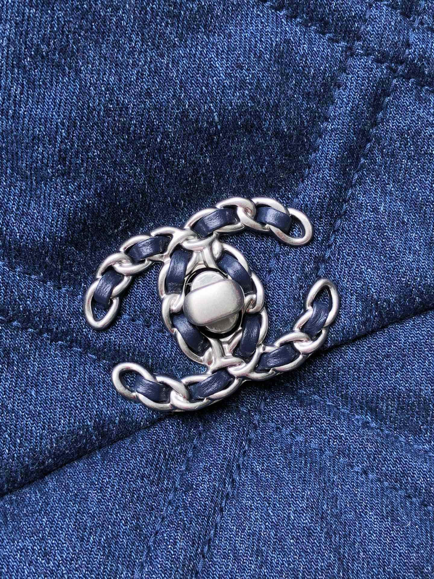 Ch**el 19 HANDBAG, Gold-Tone, Silver-Tone & Ruthenium-Finish Metal Navy 6.2 × 10.1 × 3.5 in