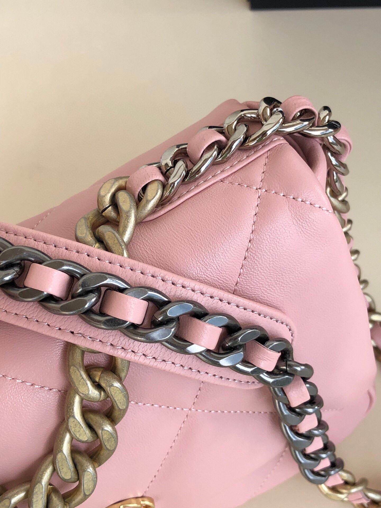 Ch**el 19 HANDBAG Shiny Leather, Gold-Tone, Silver-Tone & Ruthenium-Finish Metal Light Pink 6.2 × 10.1 × 3.5 in