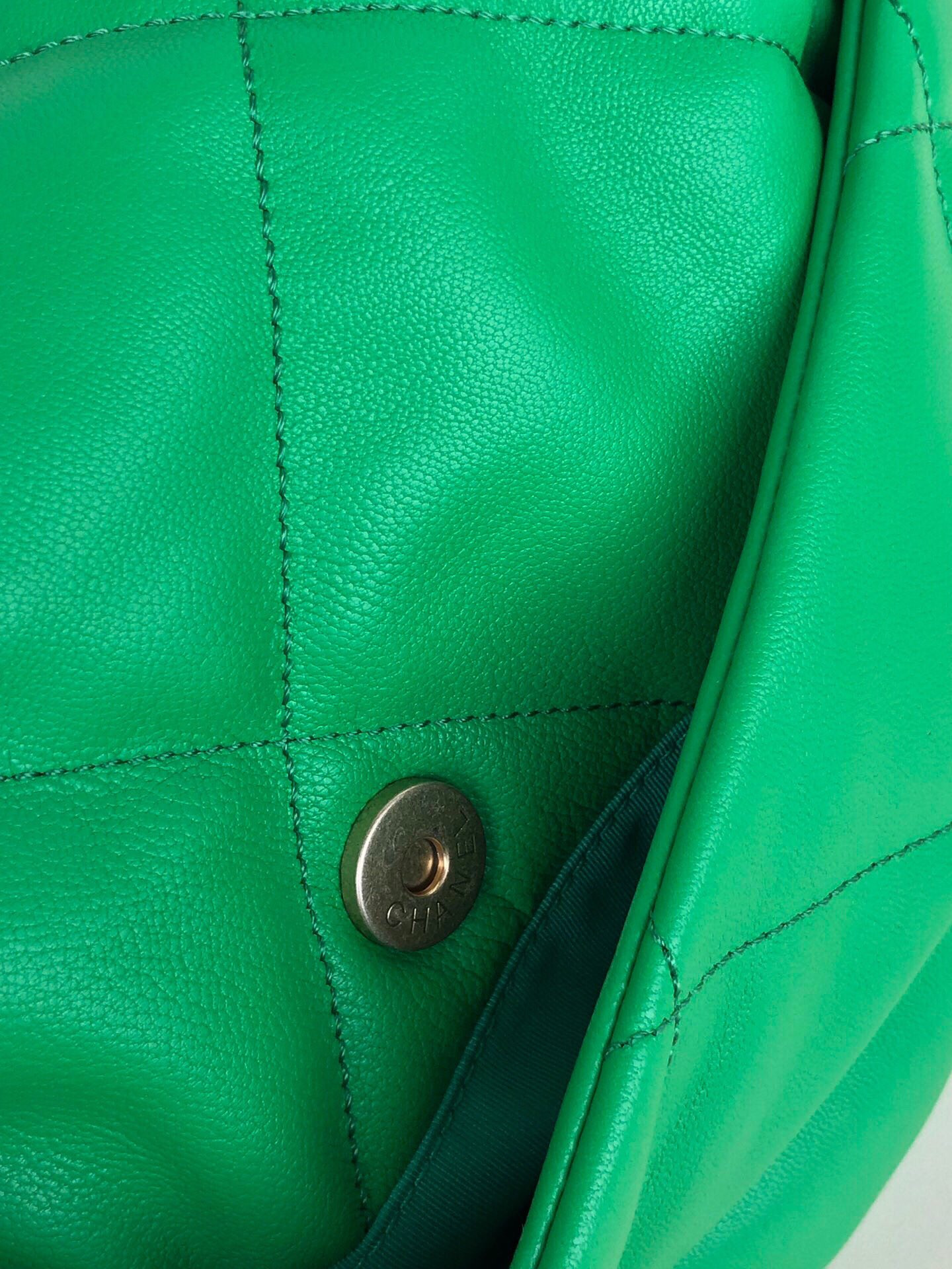 Ch**el 19 LARGE HANDBAG Shiny Leather, Gold-Tone, Silver-Tone & Ruthenium-Finish Metal Green 7.8 × 11.7 × 3.9 in