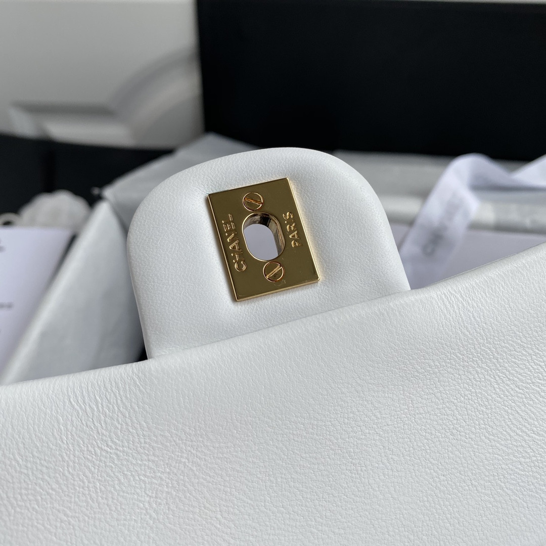 Ch**el CLASSIC HANDBAG LAMBSKIN & GOLD-TONE METAL WHITE 15.5x25.5x6.5cm