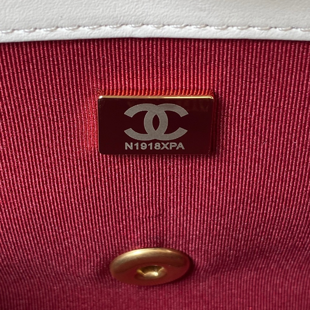 Ch**el SMALL CLASSIC HANDBAG GRAINED SHINY CALFSKIN & Gold-TONE METAL white 5.7 × 9 × 2.3 IN