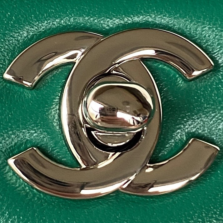 Ch**el SMALL CLASSIC HANDBAG Grained SHINY Calfskin & Silver-Tone Metal Green 5.7 × 9 × 2.3 in
