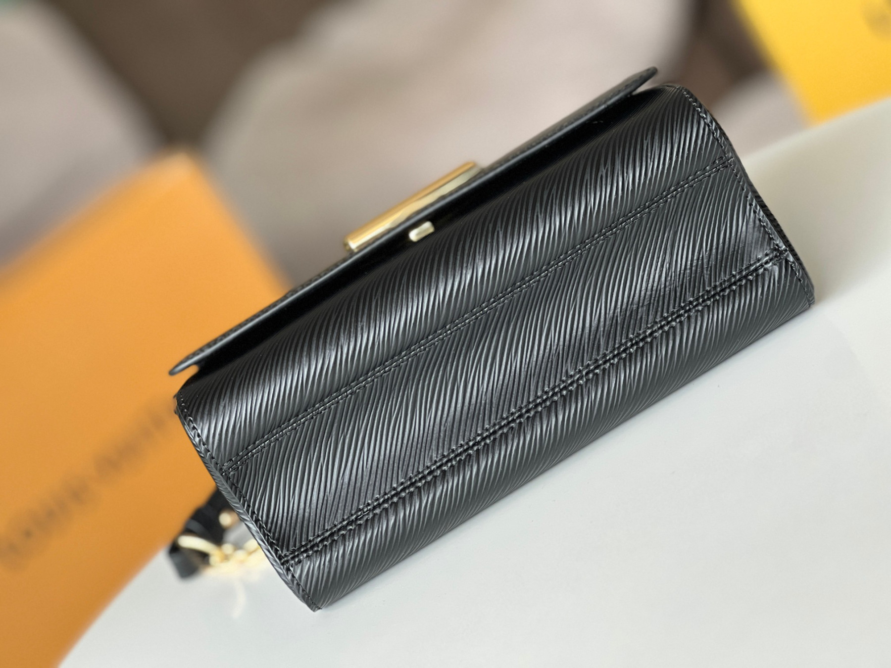 L0vis Vvtt0n M21113 Twist MM 9.1 x 6.7 x 3.7 inches