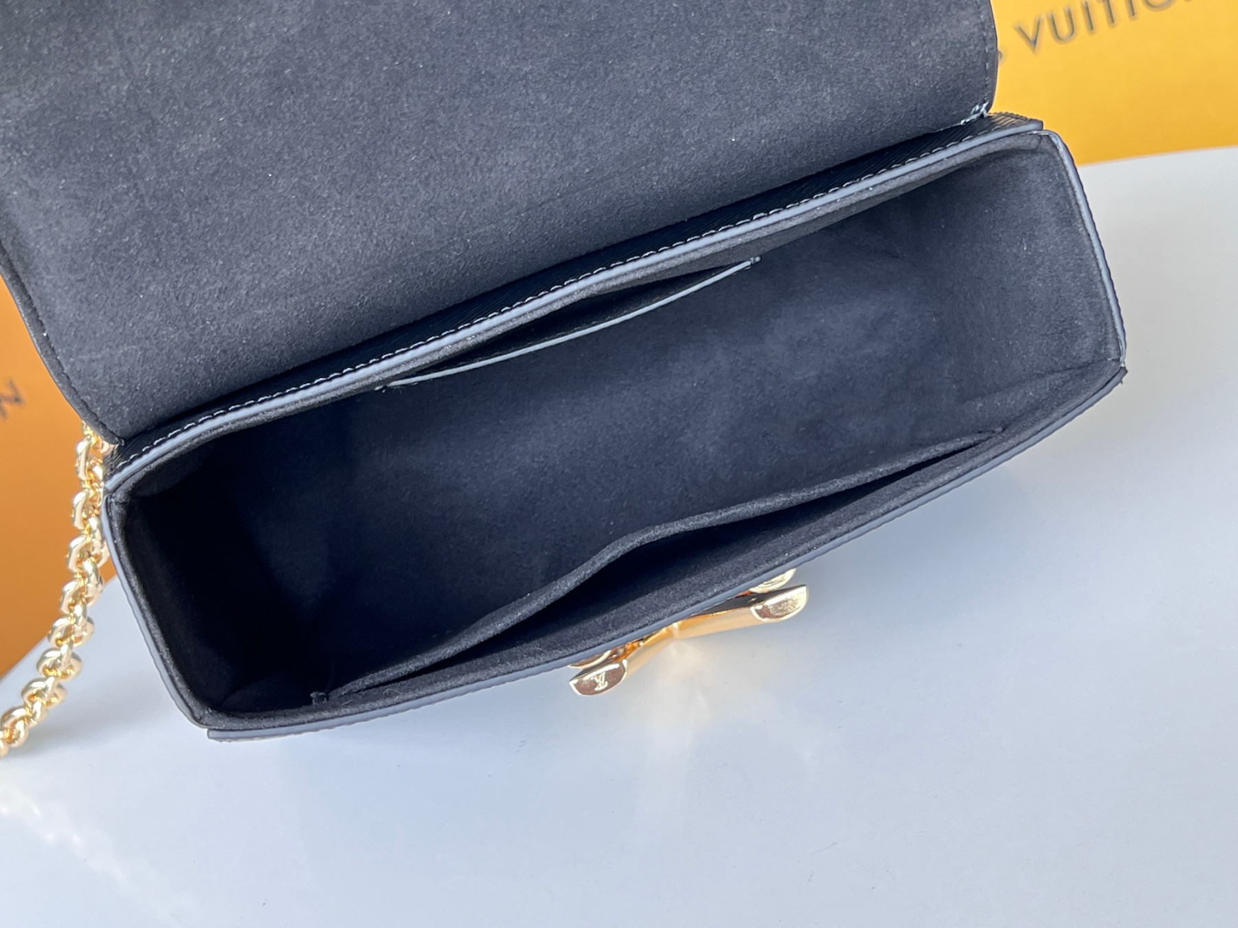 L0vis Vvtt0n M21113 Twist MM 9.1 x 6.7 x 3.7 inches