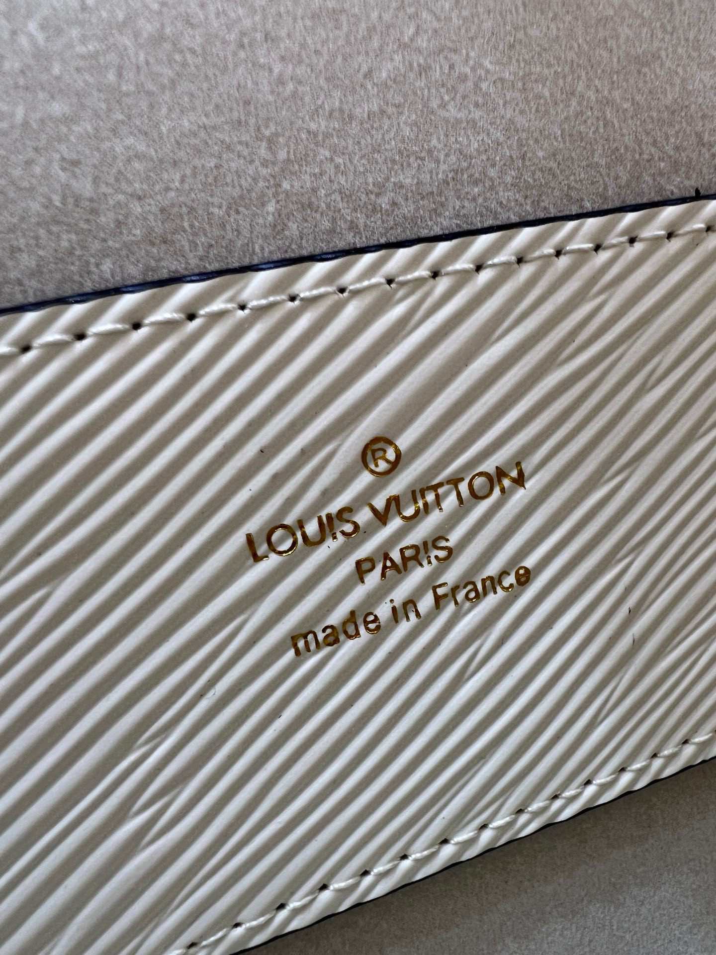 L0vis Vvtt0n Twist MM white 9.1 x 6.7 x 3.7 inches