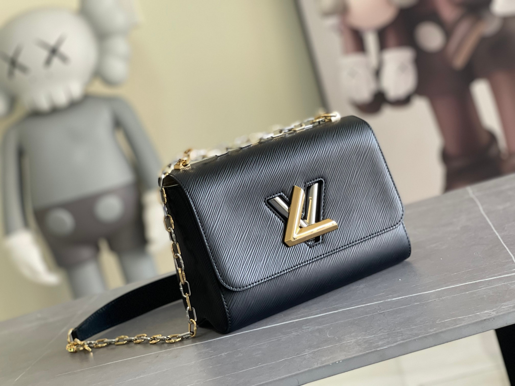 L0vis Vvtt0n M21025 Twist MM 9.1 x 6.7 x 3.7 inches