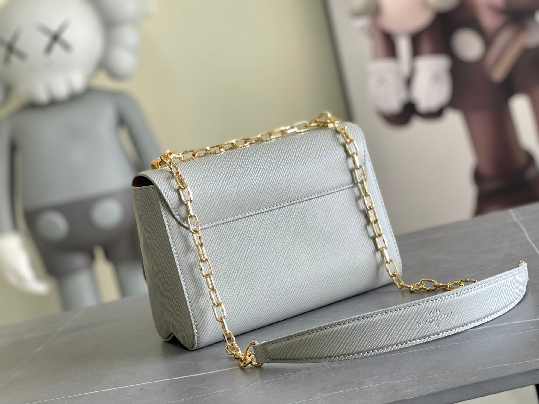 L0vis Vvtt0n Twist MM white 9.1 x 6.7 x 3.7 inches