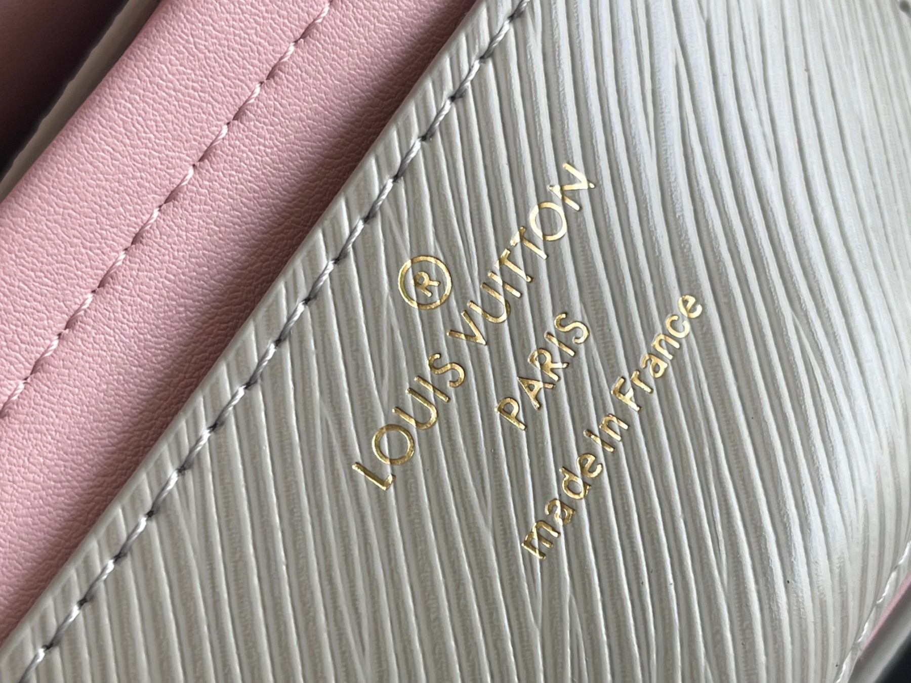 L0vis Vvtt0n Twist MM white 9.1 x 6.7 x 3.7 inches