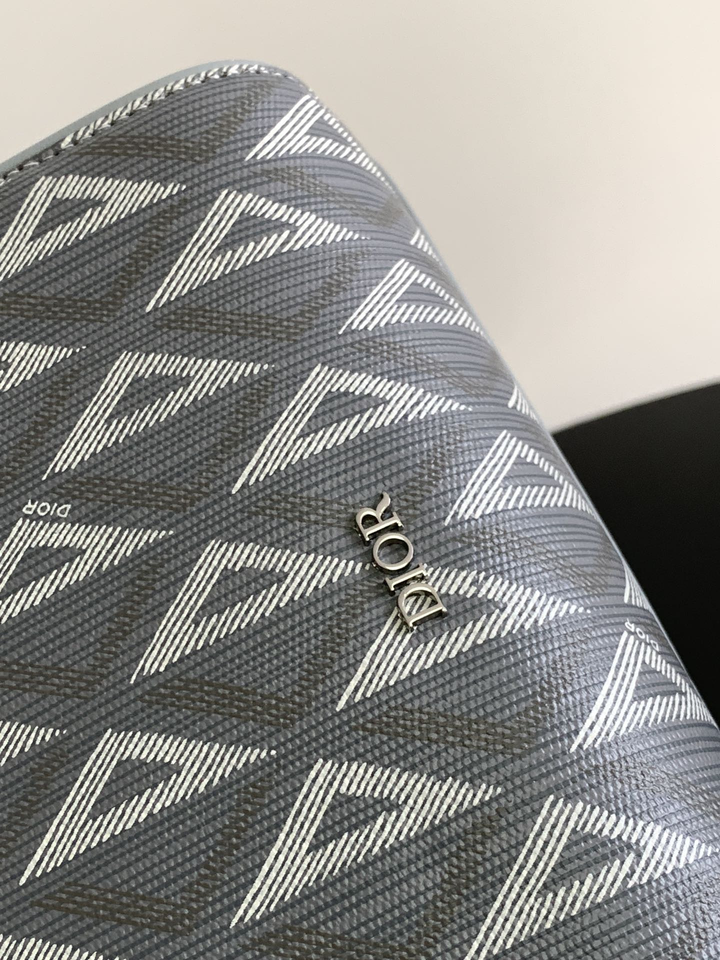 D10r Lingot Toiletry Bag Gray Mirage Technical Fabric 8.5 x 5 x 4 inches