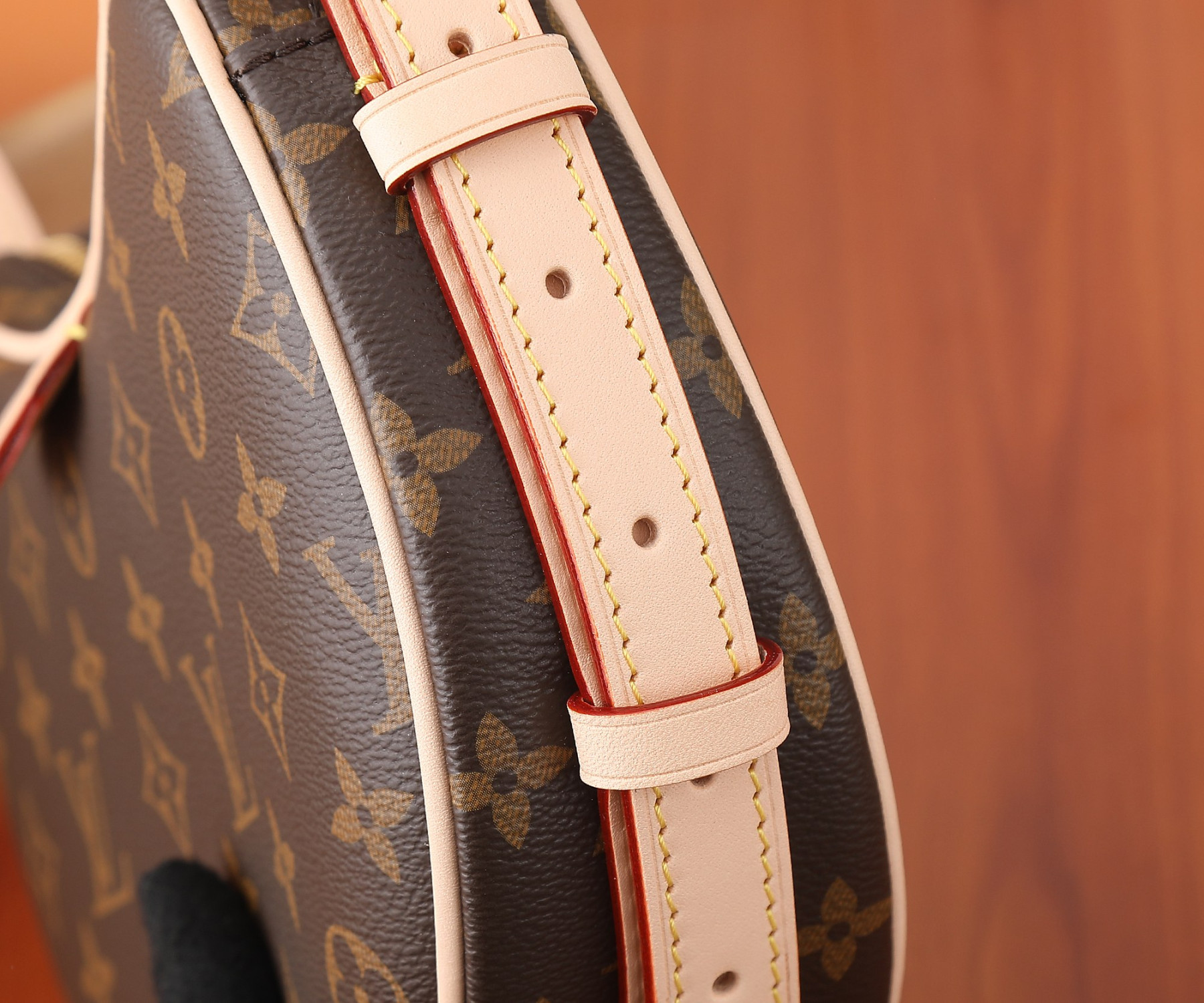 L0vis Vvtt0n M46828 Croissant MM 9.8 x 5.9 x 2 inches