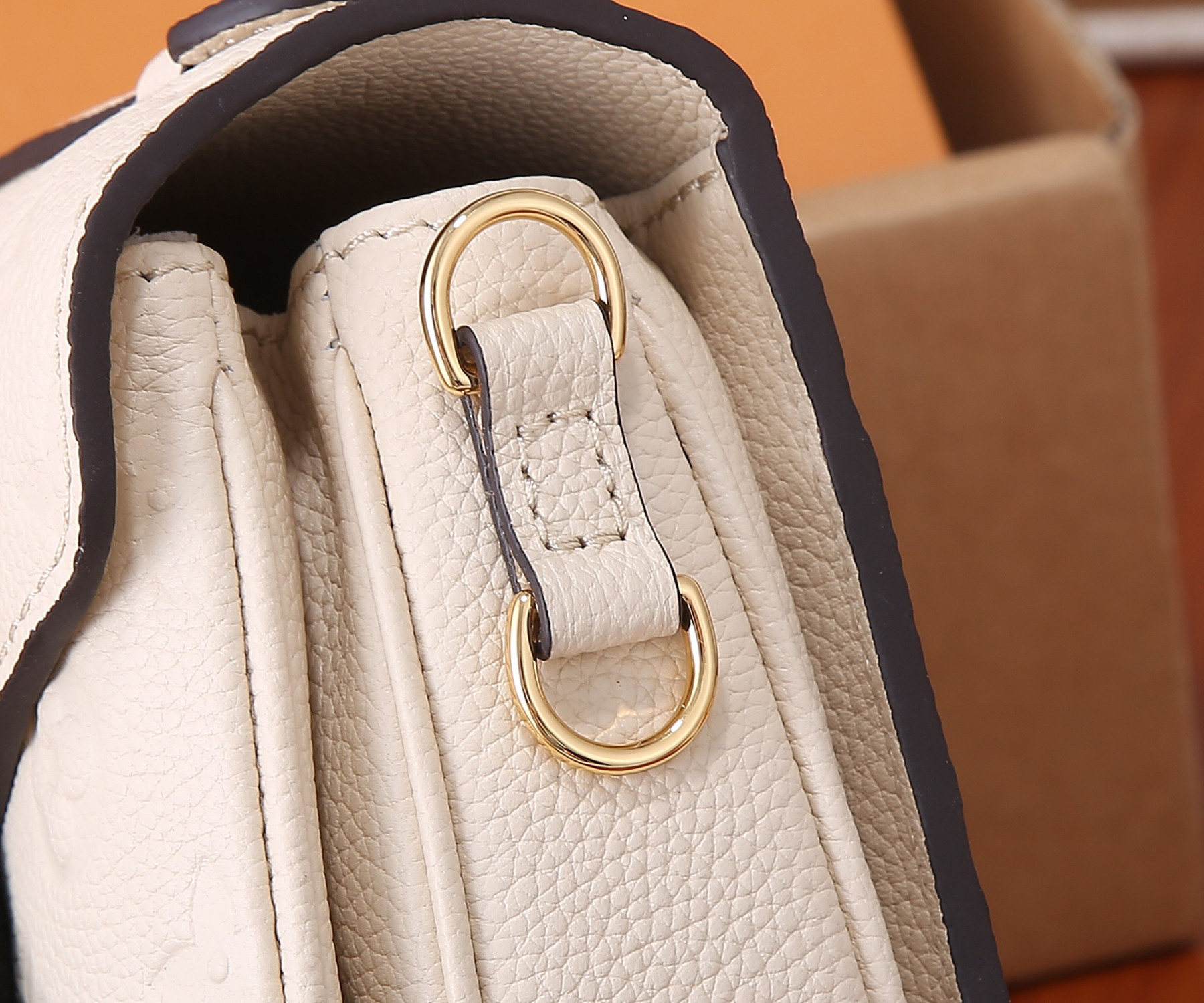 LV Pochette Métis East West M22942 21.5 x 13.5 x 6 cm