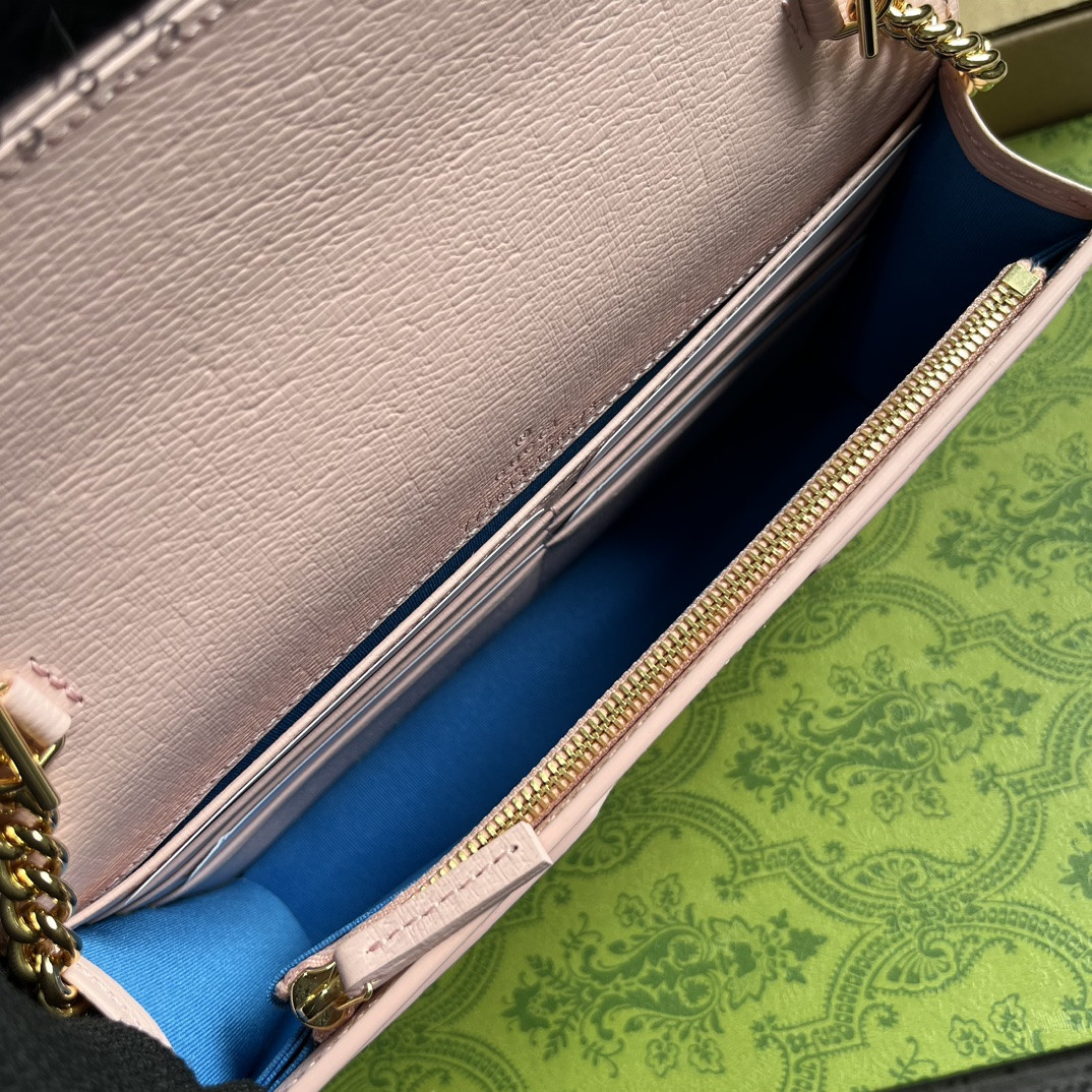 CHAIN WALLET WITH Gvc*1 SCRIPT PINK 7.8"W x 5"H x 1.6"D