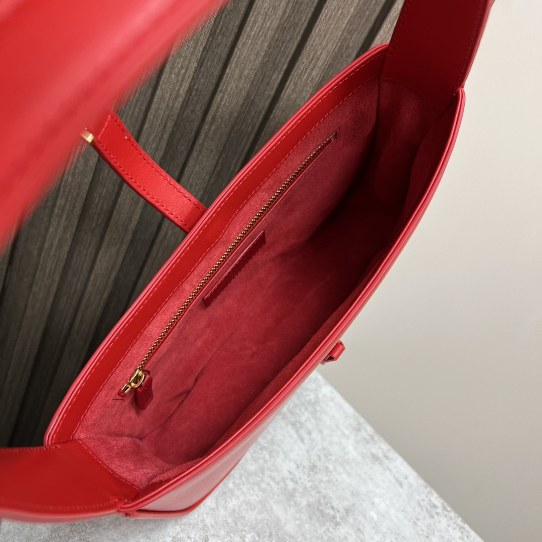 Y51 LE 5 À 7 IN SMOOTH LEATHER SHINY RED 9 X 6.3 X 2.5 INCHES