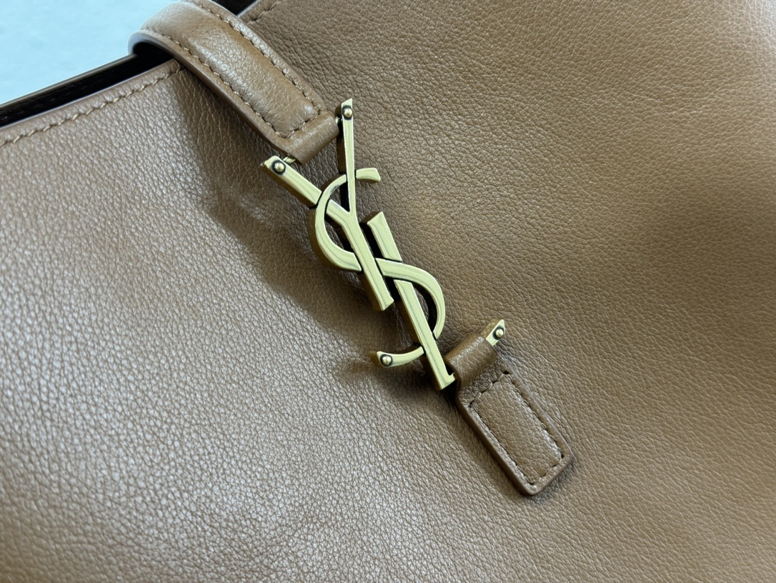 Y51 LE 5 À 7 S*pPLE LARGE IN SMOOTH LEATHER DUSTY GREY 11.8" X 11" X 4.3"