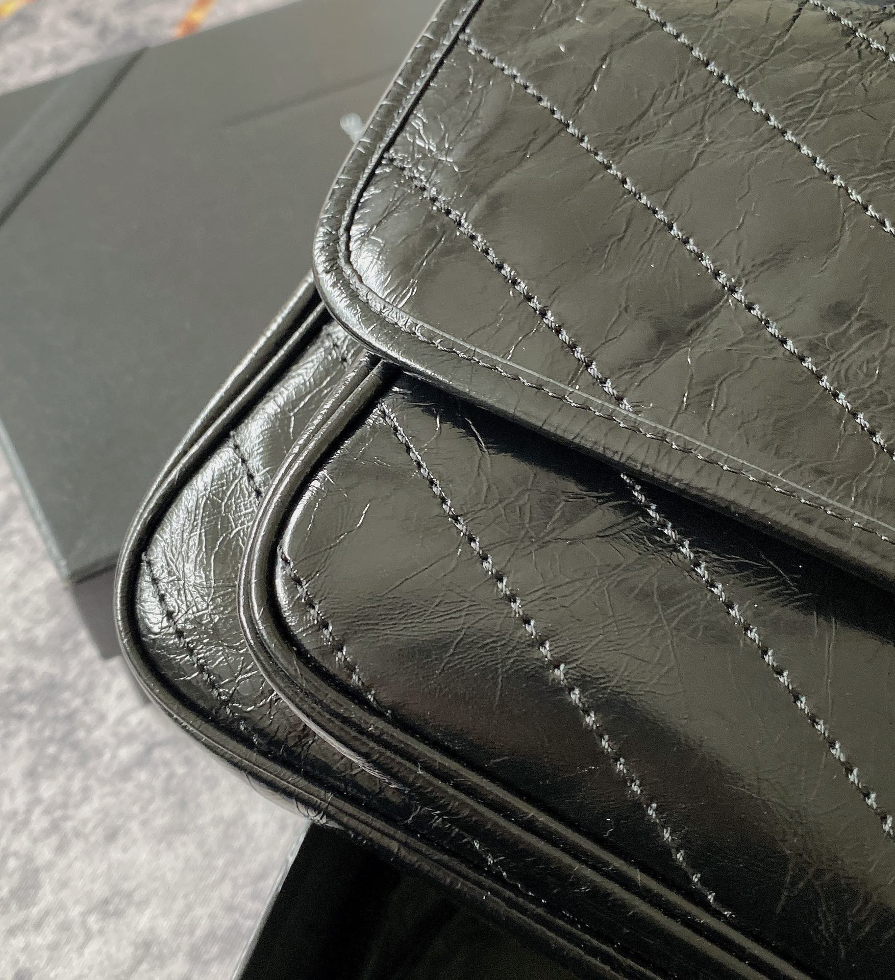 Y51 NIKI MEDIUM IN VINTAGE LEATHER ALL BLACK 11 X 7.8 X 3.3 INCHES