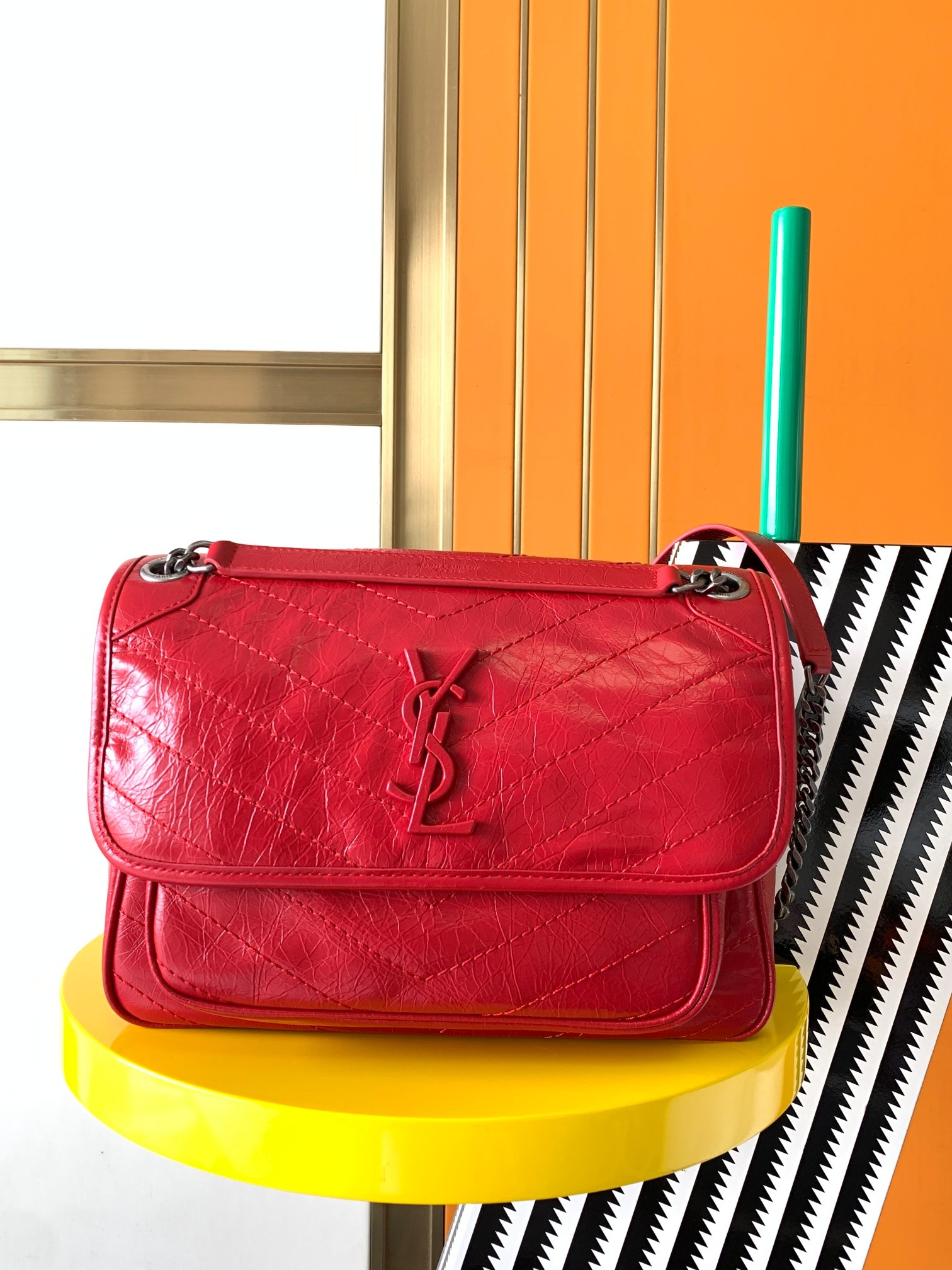 Y51 NIKI MEDIUM IN VINTAGE LEATHER SHINY RED 11 X 7.8 X 3.3 INCHES