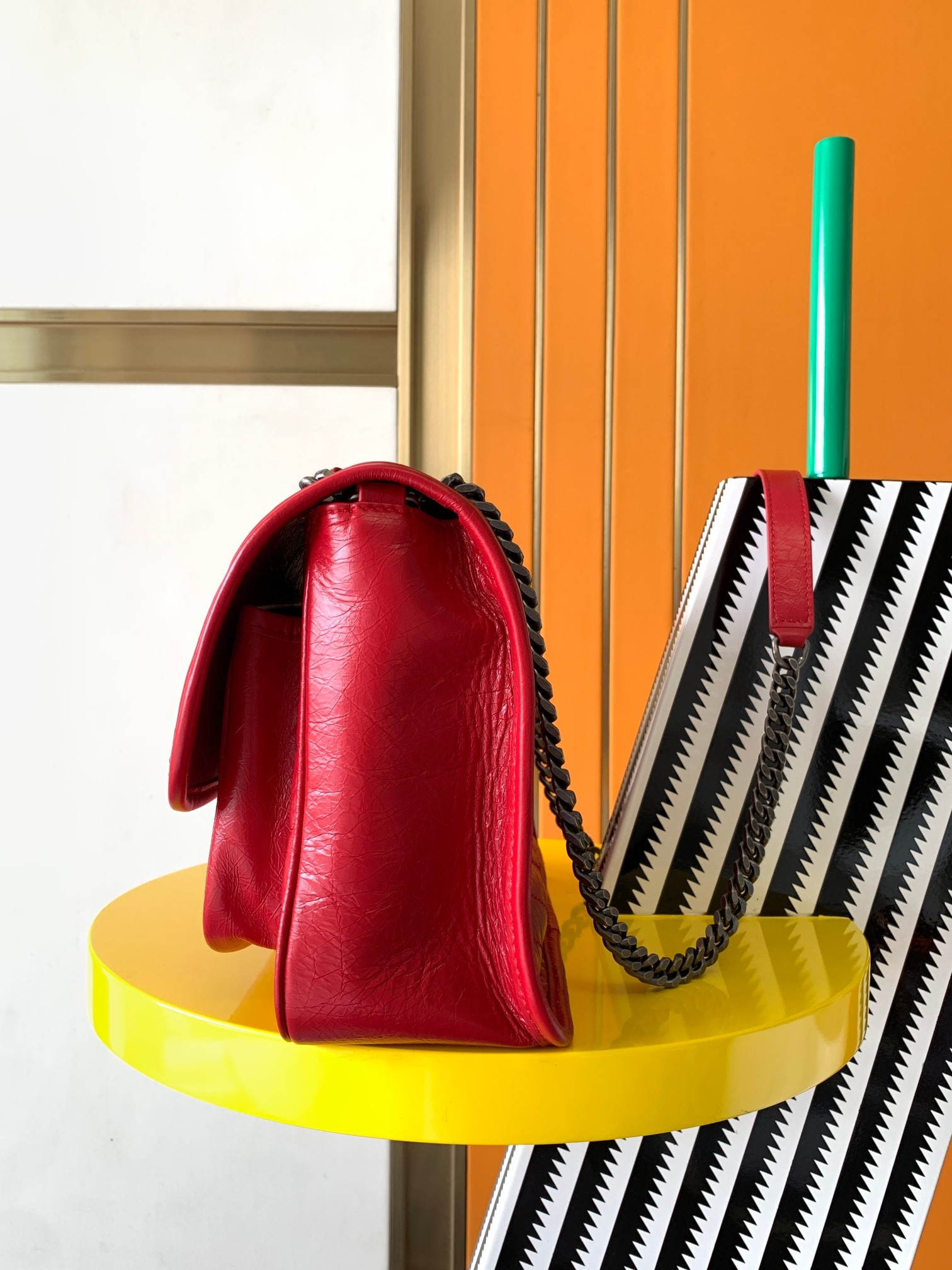 Y51 NIKI MEDIUM IN VINTAGE LEATHER SHINY RED 11 X 7.8 X 3.3 INCHES