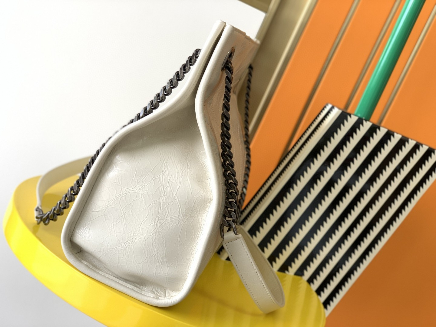 Y51 NIKI SHOPPING IN VINTAGE LEATHER WHITE 12.9 X 10.6 X 4.5 INCHES