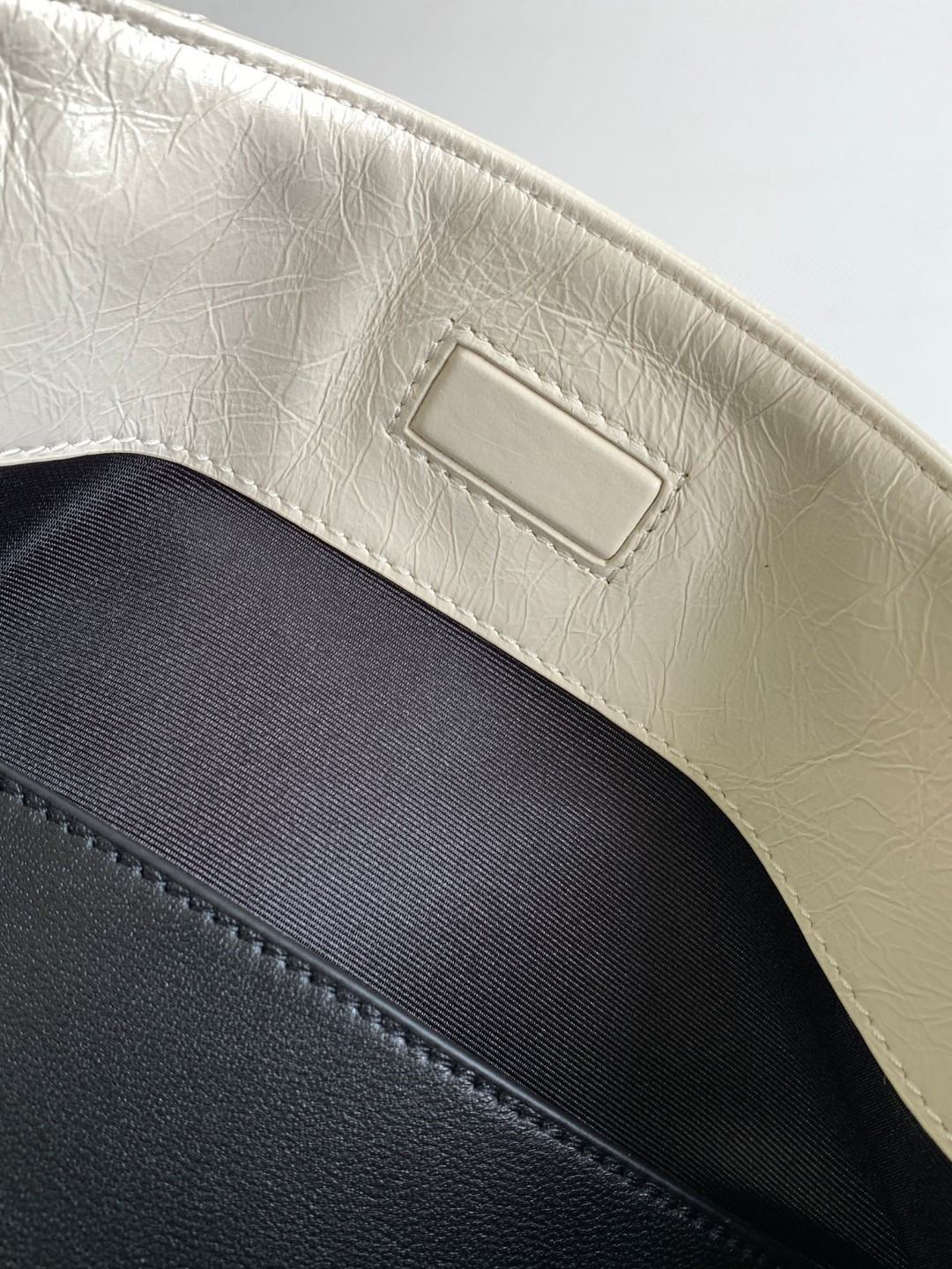 Y51 NIKI SHOPPING IN VINTAGE LEATHER WHITE 12.9 X 10.6 X 4.5 INCHES