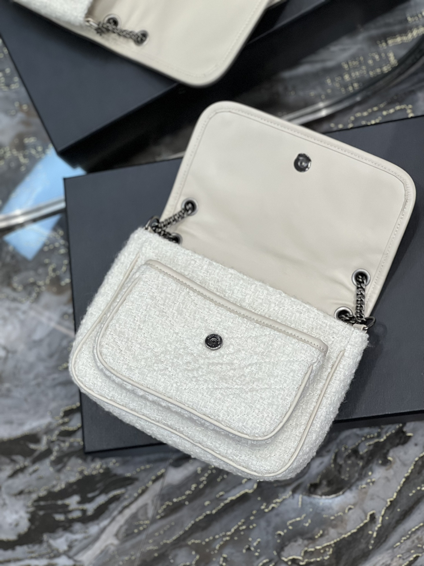 Y51 NIKI MEDIUM IN WHITE 11 X 7.8 X 3.3 INCHES