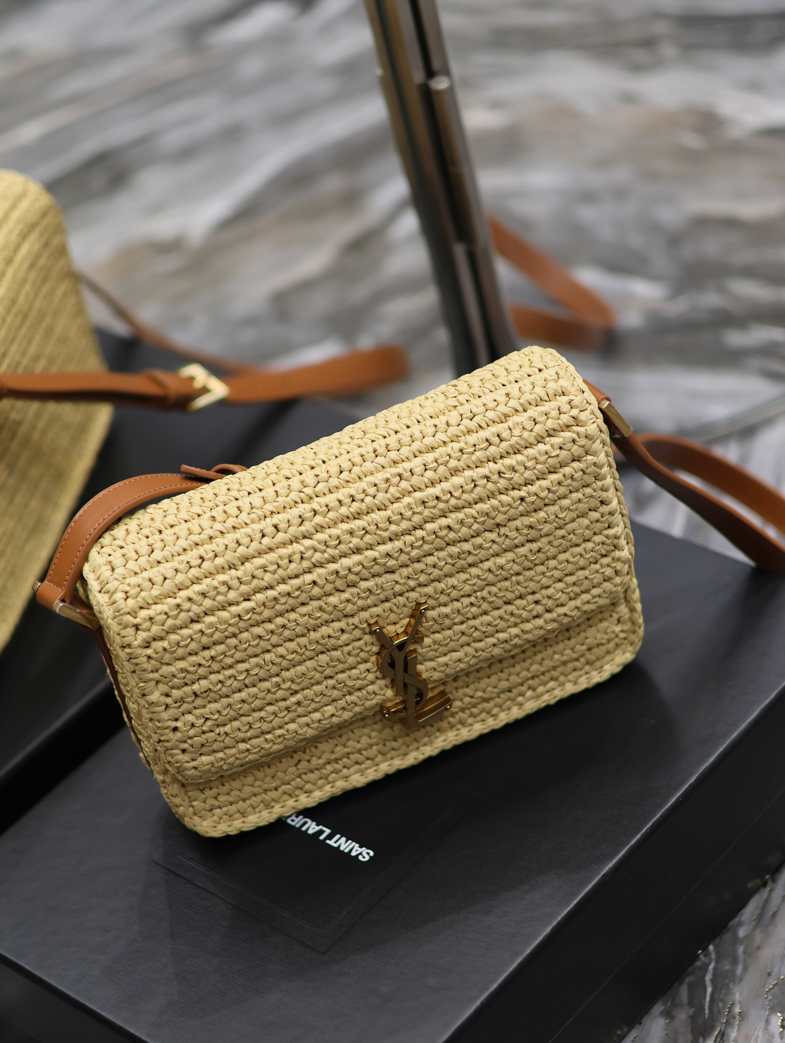 Y51 SOLFERINO MEDIUM IN RAFFIA AND VEGETABLE-TANNED LEATHER NATUREL AND BRICK 9.1 X 6.3 X 2.4 INCHES