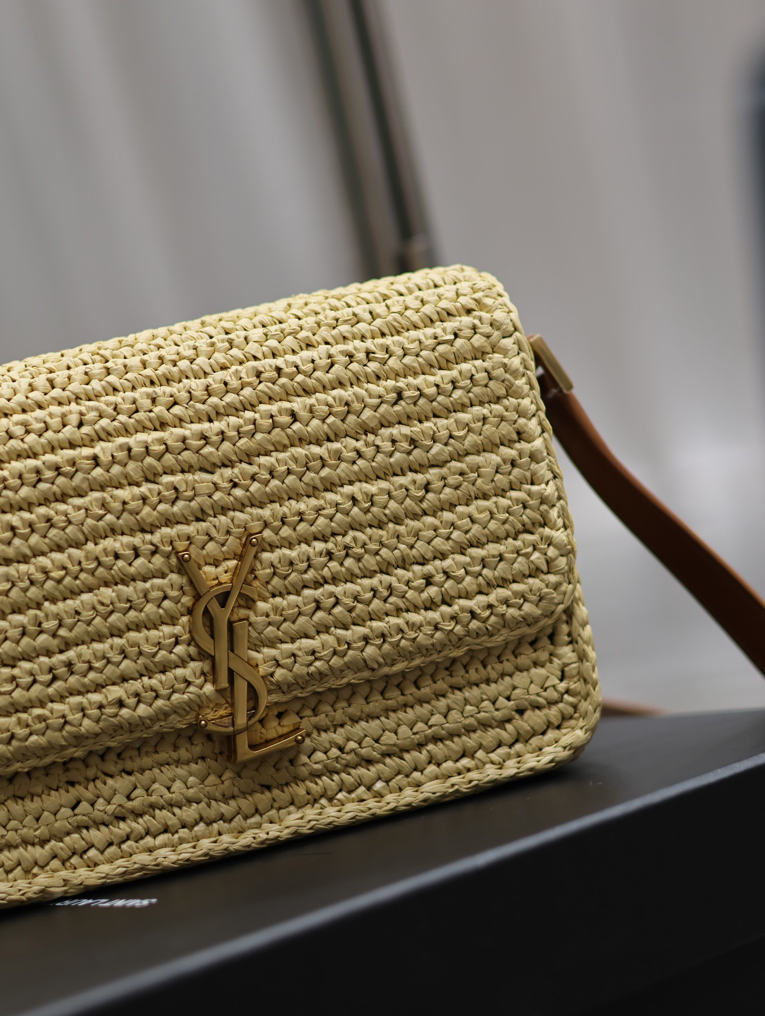 Y51 SOLFERINO MEDIUM IN RAFFIA AND VEGETABLE-TANNED LEATHER NATUREL AND BRICK 9.1 X 6.3 X 2.4 INCHES