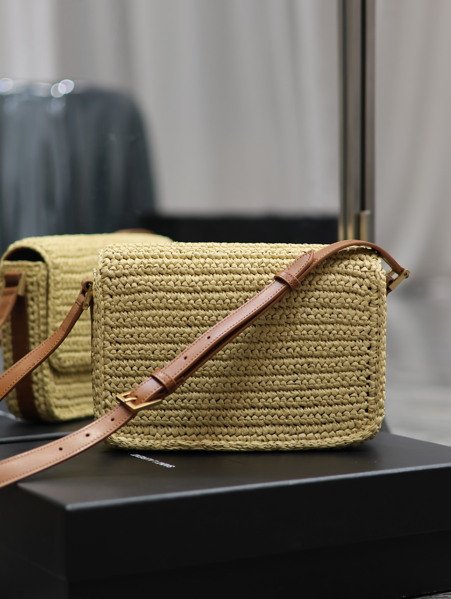 Y51 SOLFERINO MEDIUM IN RAFFIA AND VEGETABLE-TANNED LEATHER NATUREL AND BRICK 9.1 X 6.3 X 2.4 INCHES