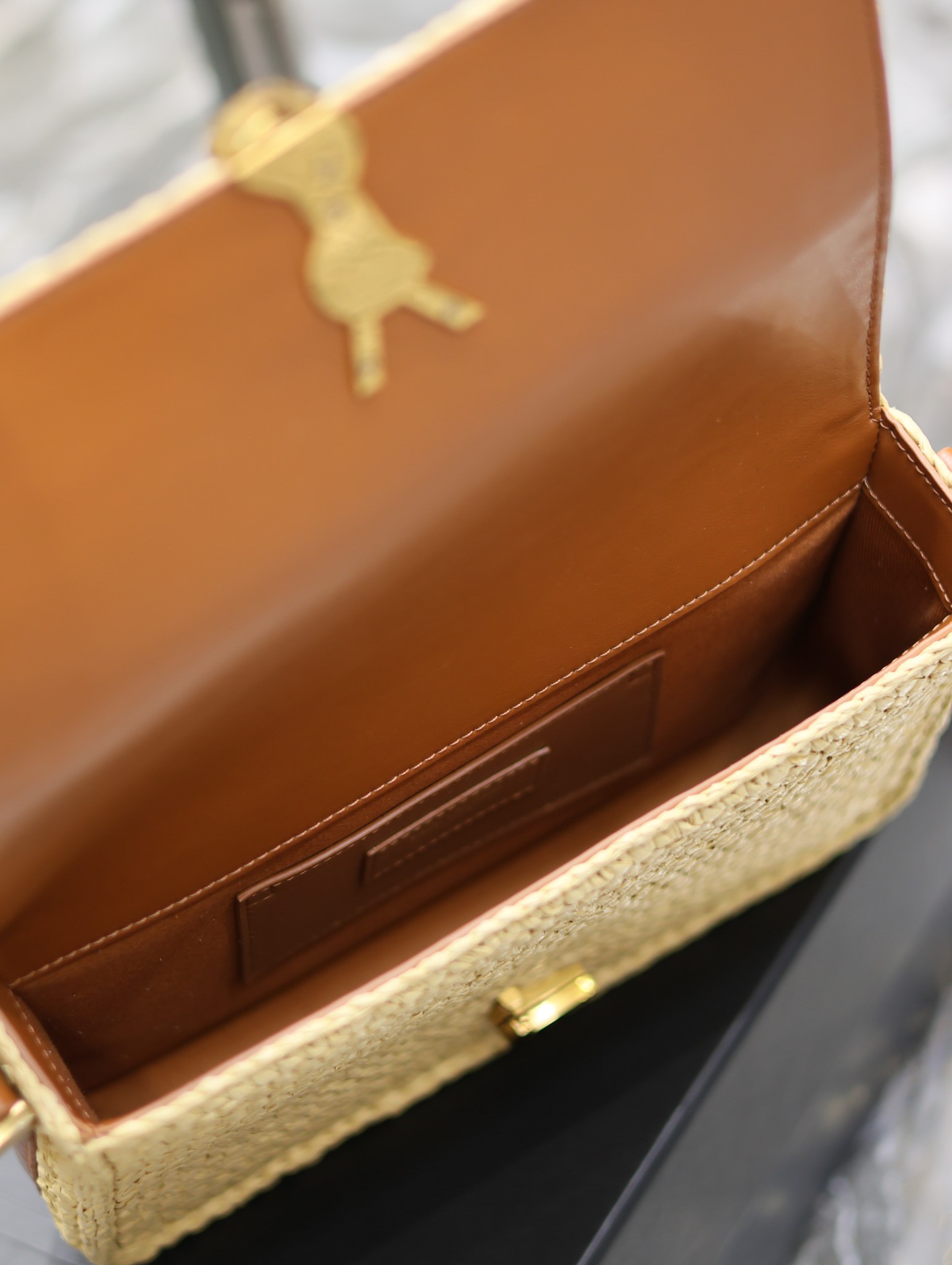 Y51 SOLFERINO MEDIUM IN RAFFIA AND VEGETABLE-TANNED LEATHER NATUREL AND BRICK 9.1 X 6.3 X 2.4 INCHES