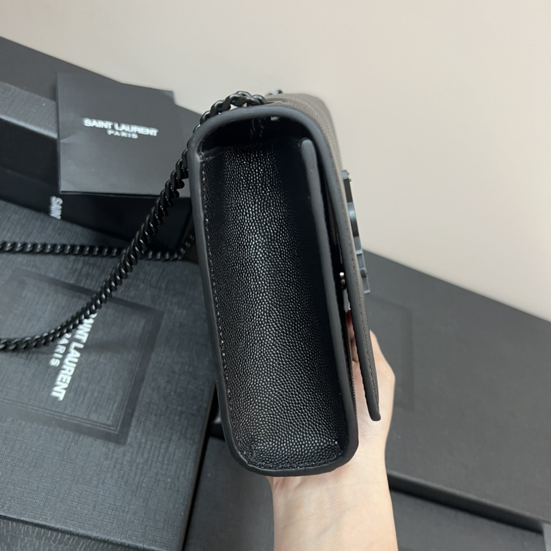 Y51 KATE MEDIUM IN GRAIN DE POUDRE EMBOSSED LEATHER ALL BLACK 9.4 X 5.7 X 2.1 INCHES