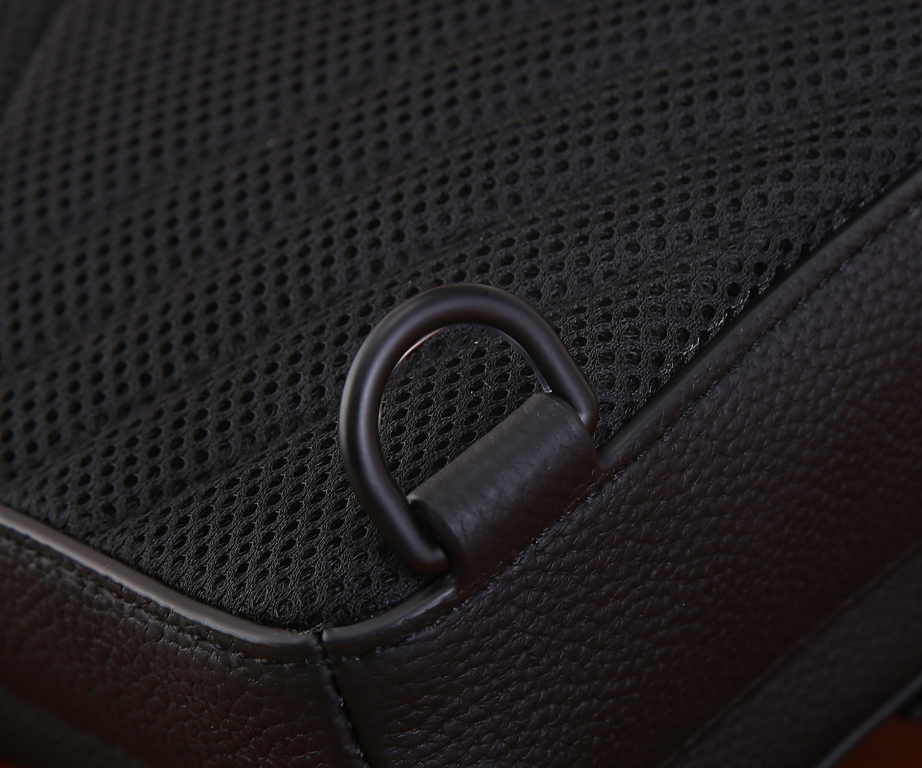 LV M23736 Pilot Slingbag 20 x 30 x 4 cm