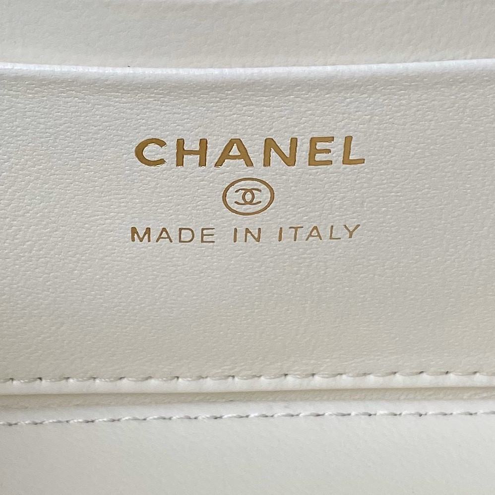 Ch**el 24P CHAIN LEATHER SQUARE BOX SHOULDER BAG WHITE 16x10x8cm