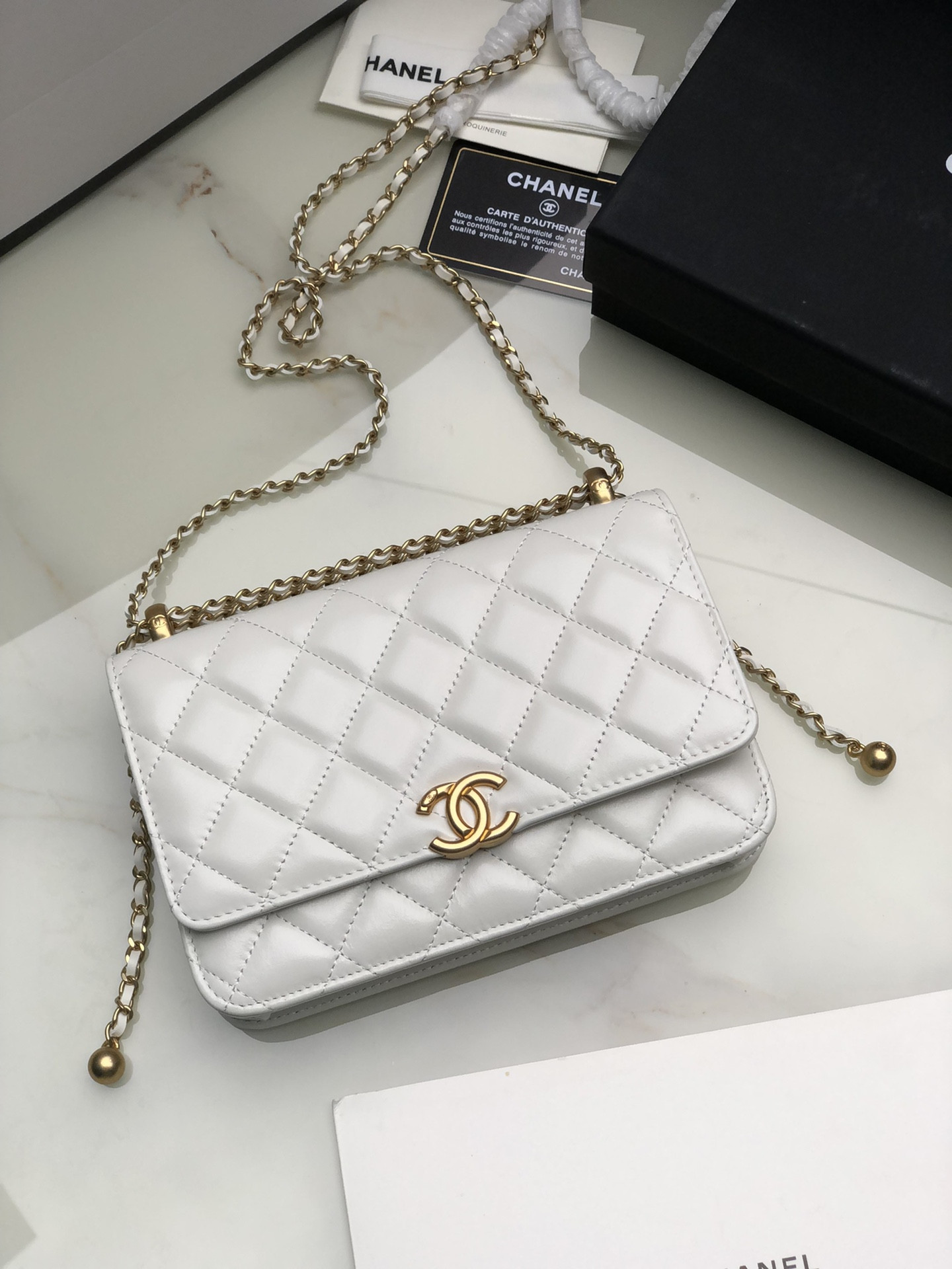 Ch**el CLASSIC WALLET ON CHAIN WHITE 4.8 × 7.5 × 1.4 in
