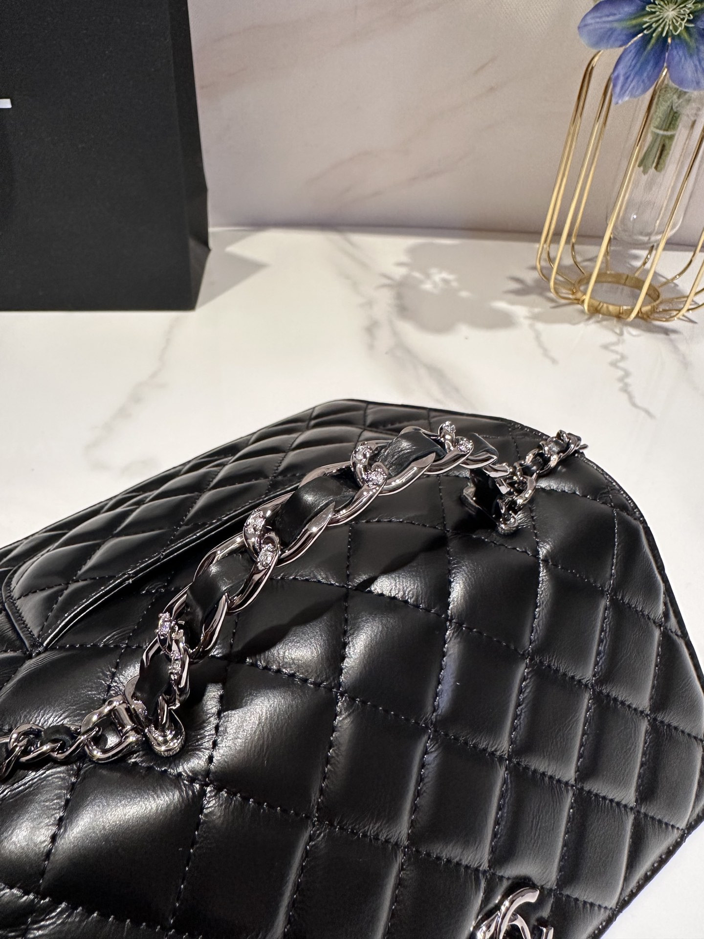 Ch**el CLASSIC WALLET ON CHAIN 4.8 × 7.5 × 1.4 in