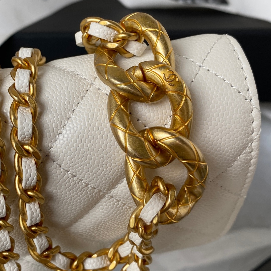 Ch**el CLASSIC WALLET ON CHAIN WHITE 4.8 × 7.5 × 1.4 in